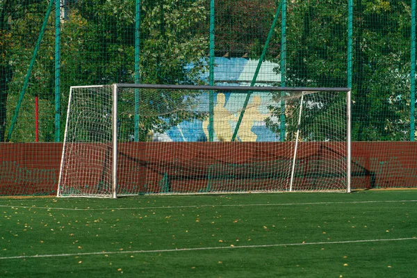 Voetbal Doel Herfst Dag Met Gele Bladeren Groen Voetbalveld — Stockfoto