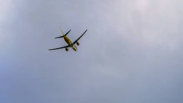 Jet Plane Gains Altitude Evening Sun Cloudy Sky — Stock Photo, Image