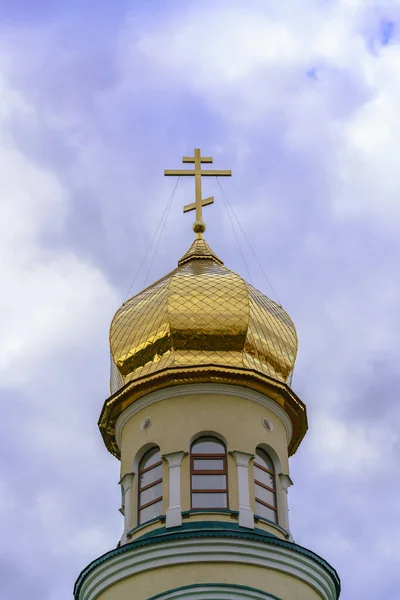 Křesťanský Kříž Zlaté Kupoli Proti Zamračené Obloze — Stock fotografie