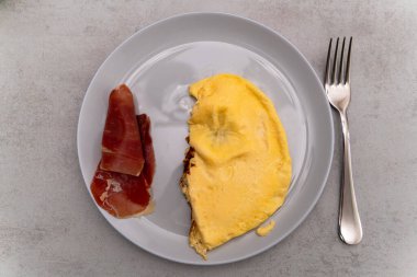 Jamon ve omlet masanın üstünde.