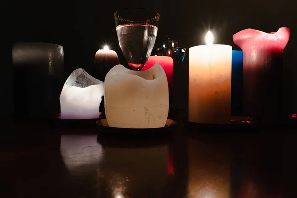 Luce Delle Candele Buio Riflette Sulla Superficie Del Tavolo Notte — Foto Stock