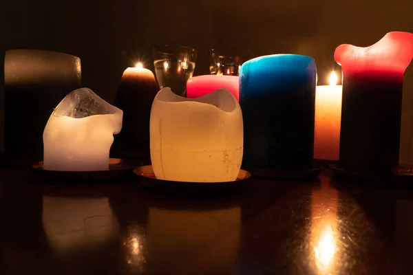 Světelné Svíčky Tmě Odrážejí Povrchu Stolu Skleněných Brýlích Noci Domě — Stock fotografie