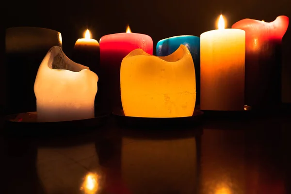 Luce Delle Candele Buio Riflette Sulla Superficie Del Tavolo Notte — Foto Stock