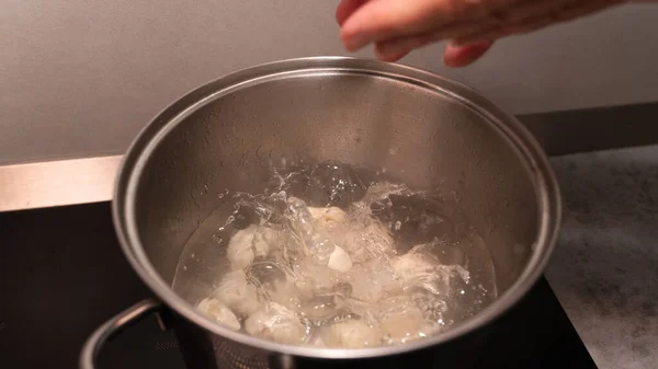 Dumpling Tetes Dengan Percikan Dalam Air Mendidih Dalam Panci Logam — Stok Foto