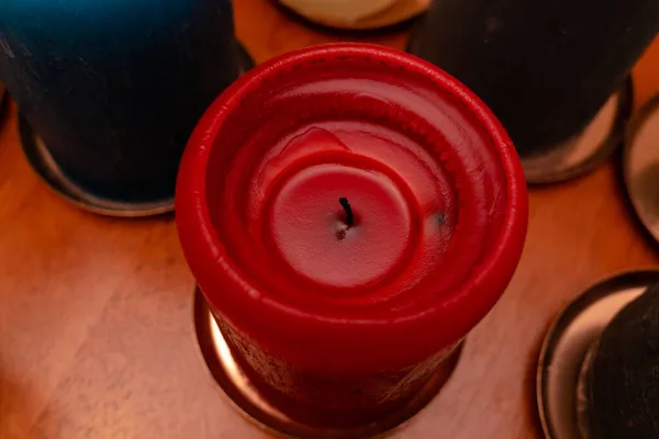 Vela Vermelha Extinta Uma Mesa Madeira Lado Outras Velas — Fotografia de Stock