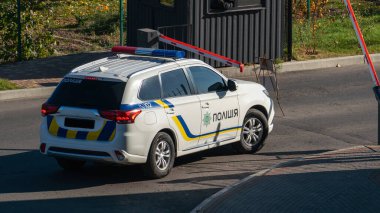 Ukrayna polis arabası yolda, üzerinde 