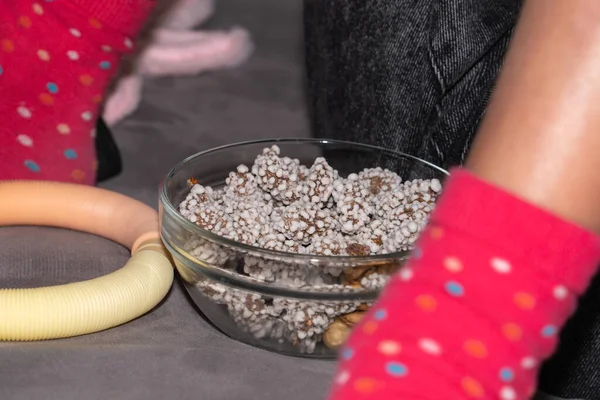 Een Kind Eet Noten Zoete Glazuur Van Een Transparante Schotel — Stockfoto