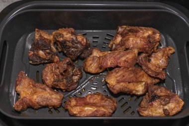 Yemek pişirdikten sonra kasede sıcak domuz pirzolası