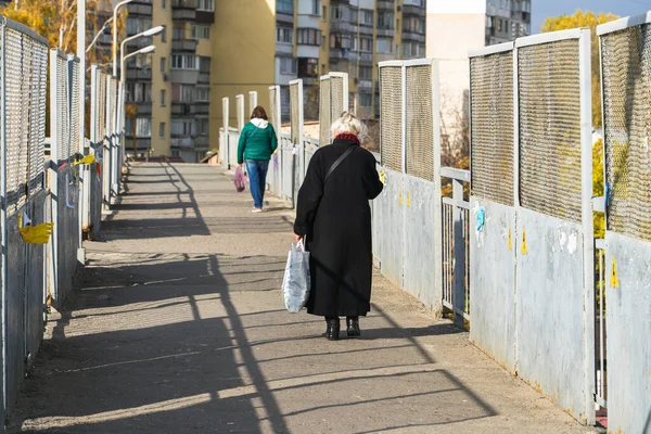Eine Alte Frau Schwarzen Mantel Geht Über Eine Alte Brücke — Stockfoto