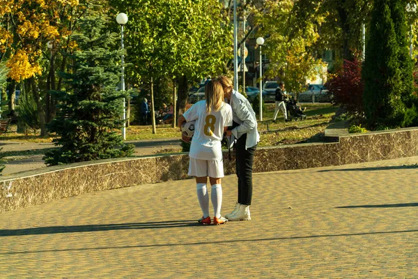 Una Chica Con Una Pelota Fútbol Uniforme Fútbol Los Rayos —  Fotos de Stock