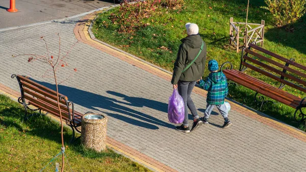 Mutter Und Baby Spazieren Der Morgensonne Und Werfen Einem Sonnigen — Stockfoto