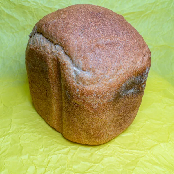 Laib Selbstgebackenes Brot Aus Einer Brotmaschine Auf Gelbem Hintergrund — Stockfoto