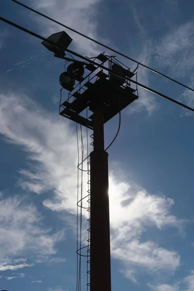 铁路上的一座聚光灯塔 在蓝天的映衬下 在阳光的映衬下 — 图库照片