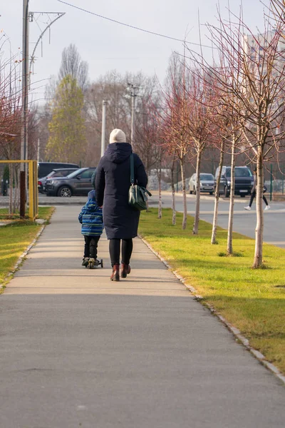 Mutter Und Kind Auf Einem Roller Auf Einem Fußweg Einem — Stockfoto