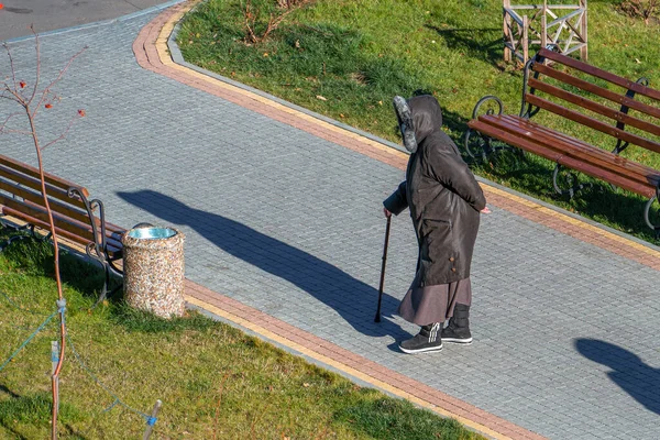Eine Alte Frau Medizinischer Maske Und Mantel Mit Einem Stock — Stockfoto