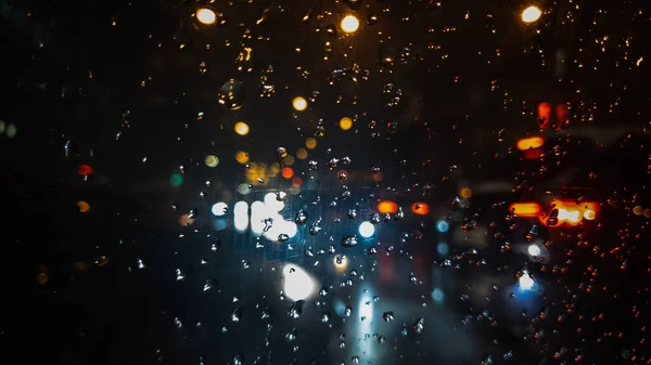 Luci Multicolori Gocce Pioggia Sul Vetro Auto Notte Durante Una — Foto Stock