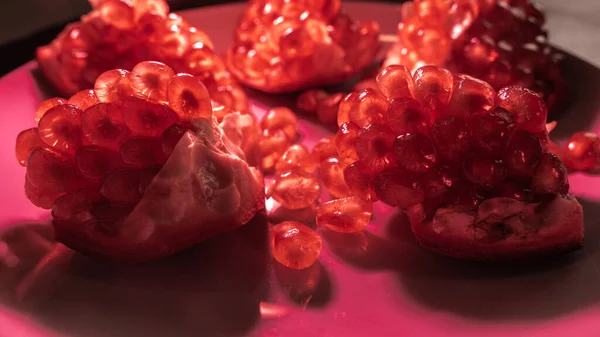 Семена Красного Граната Красном Свете Керамической Пластине Большие Спелые Красные — стоковое фото