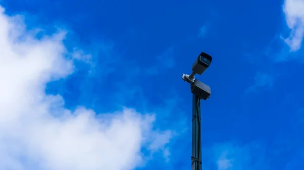 户外闭路电视摄像头的背景是蓝天白云 城市安全 — 图库照片