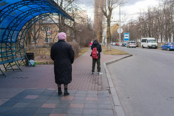 Eine Ältere Frau Medizinischer Maske Einer Bushaltestelle Wahrt Während Der — Stockfoto