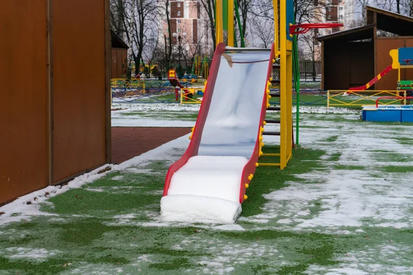 Neve Sul Parco Giochi All Inizio Dell Inverno — Foto Stock