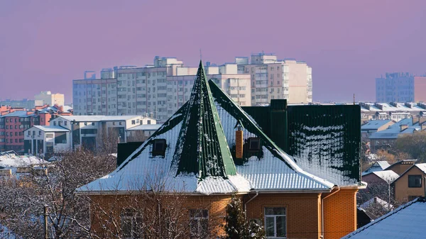 Белый Снег Зеленой Крыше Дома Красными Кирпичными Стенами Зимний День — стоковое фото