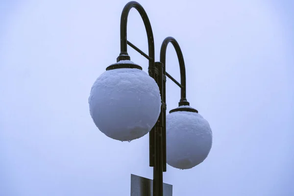 Sneeuw Twee Bolvormige Tinten Elektrische Straatverlichting Een Zwarte Metalen Steun — Stockfoto