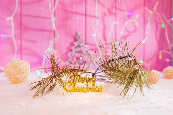 Золотая Надпись Счастливого Рождества Зеленые Сосновые Ветви Белой Снежной Поверхности — стоковое фото