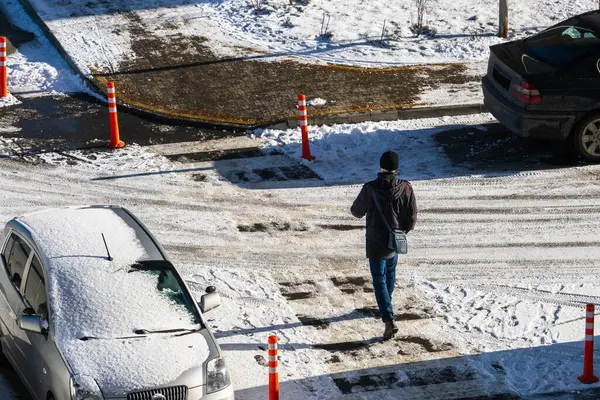 겨울에 눈덮인 보행자 도로를 빠르게 건너고 있습니다 — 스톡 사진
