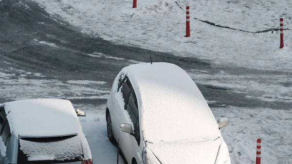 Dois Carros São Cobertos Com Neve Dia Inverno Estacionamento Rua — Fotografia de Stock