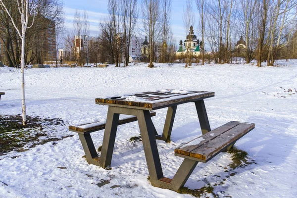 Drewniany Stół Ławki Piknik Zimowy Śnieżny Dzień Tle Chrześcijańskiej Świątyni — Zdjęcie stockowe