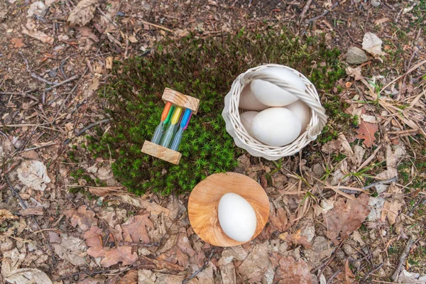Eine Sanduhr Ein Weißes Auf Einem Holzständer Ein Weidenkorb Mit — Stockfoto