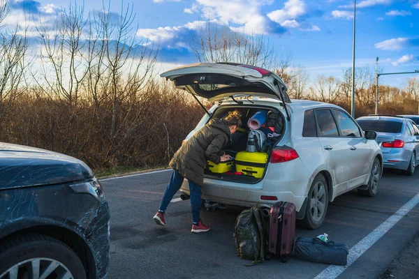 Ein Flüchtling Aus Der Ukraine Legt Dinge Den Kofferraum Eines — Stockfoto
