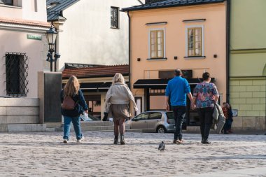 Avrupa 'da barış dolu bir kasaba meydanında savaştan kaçan Ukraynalı mülteciler.