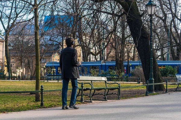 Jeune Homme Manteau Court Noir Tient Téléphone Dans Main Partir — Photo