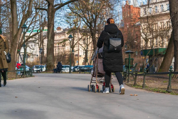 Gros Plan Une Jeune Mère Vêtue Manteau Noir Avec Sac — Photo