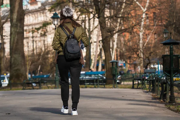 Primer Plano Una Niña Una Chaqueta Corta Pantalones Chándal Con —  Fotos de Stock