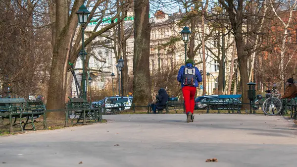 Hombre Negocios Pantalones Rojos Con Una Mochila Espalda Monta Una —  Fotos de Stock