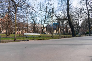 Şehir meydanı ilkbaharın başlarında, yan güneş ışığında.