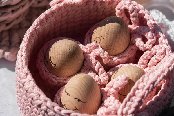 Großaufnahme Von Ostereiern Aus Holz Einem Handgestrickten Rosa Korb Auf — Stockfoto