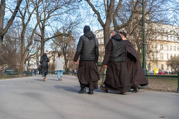 Mönche Schwarzen Gewändern Laufen Einem Sonnigen Frühlingstag März Ein Paar — Stockfoto