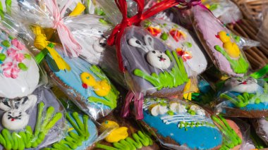 Krakow 'daki Paskalya pazarının tezgahında el yapımı zencefilli kurabiye. Paskalya zanaatı el yapımı. Geleneksel Paskalya sembolleri. seçici odak