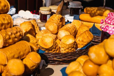 Güneşli bir günde Krakow 'daki Paskalya pazarının tezgahında hasır sepetteki geleneksel Polonya hamur işleri.