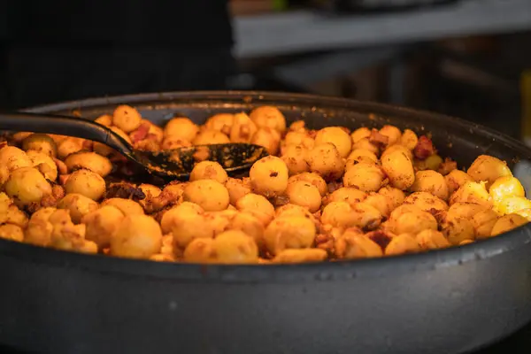 Batatas Polonesas Tradicionais Com Sulcos Porco Uma Grande Frigideira Festival — Fotografia de Stock