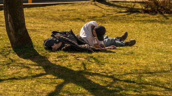 Ein Mann Liegt Einem Sonnigen Frühlingstag Krakau Mit Einem Handy — Stockfoto