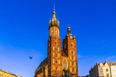 St. Mary Bazilikası gün batımında Polonya 'nın Krakow kentindeki ana pazar meydanında.