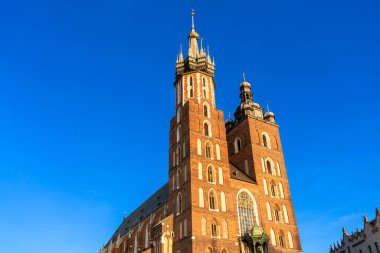St. Mary Bazilikası gün batımında Polonya 'nın Krakow kentindeki ana pazar meydanında.