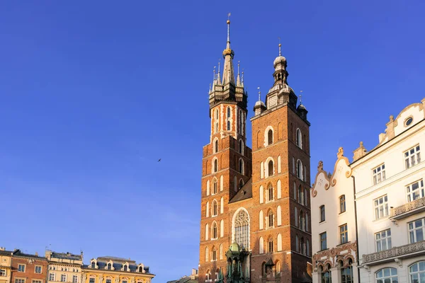 St. Mary Bazilikası gün batımında Polonya 'nın Krakow kentindeki ana pazar meydanında.