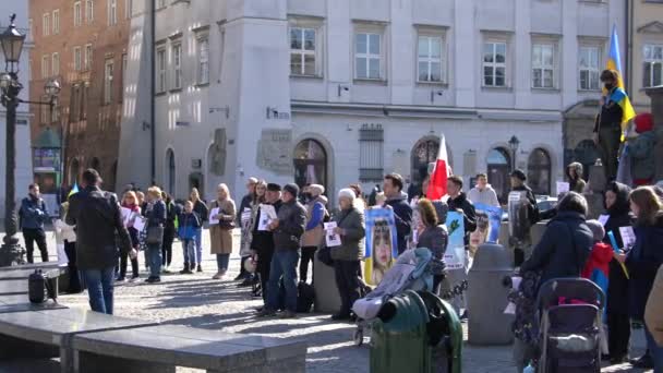 ポーランドのマロポルスカ クラクフ 2022年3月 ポーランド クラクフ 旧市街の中央広場での活動家のグループは ウクライナのロシア軍の侵攻に対する抗議 — ストック動画