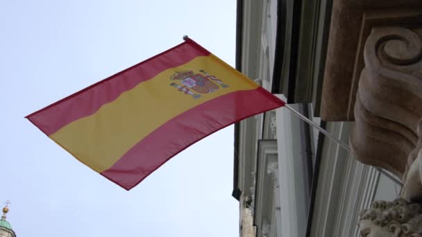 Bandera España Cuelga Pared Antiguo Edificio Ondea Viento Contra Cielo — Vídeo de stock