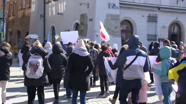 马洛波尔斯卡 克拉科夫 2022年3月 一群激进分子沿着老城区的街道行走 抗议俄罗斯对乌克兰的军事入侵 — 图库视频影像